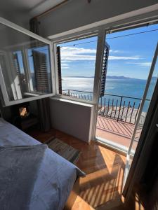 Schlafzimmer mit Meerblick vom Balkon in der Unterkunft Apartment Ivanka in Senj