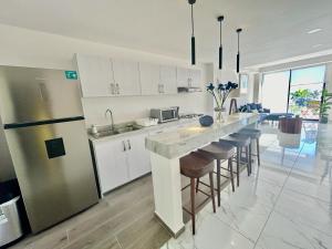 Una cocina o kitchenette en Hermoso Departamento Vista Al Mar