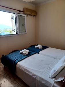two beds sitting next to each other in a bedroom at Kallithea Studios & Apts in Lakíthra