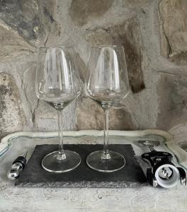 two wine glasses sitting on top of a tray at La Piramide in Manarola