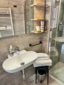 ein Bad mit einem Waschbecken und einer Dusche in der Unterkunft La Piramide in Manarola
