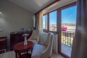 Posezení v ubytování Kraveli Hotel