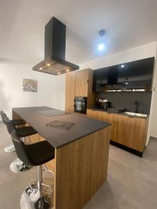 eine Küche mit einer Insel mit einer Arbeitsplatte in der Unterkunft Brand New 2 Bedroom Apartment in Tal-Pietà