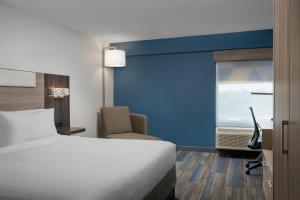 林西肯高地的住宿－巴爾蒂摩快捷智選假日酒店-BWI北機場，客房设有床、椅子和窗户。