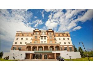 un edificio con un coche aparcado delante de él en Furano Hops Hotel - Vacation STAY 41159v, en Kami-furano