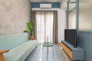 Una sala de estar con un sofá y un televisor. en Blueberry 1-BR Toot in Mar Mikhael, en Beirut