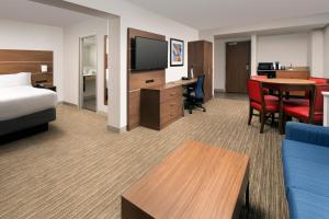 Televisor o centre d'entreteniment de Holiday Inn Express & Suites Baltimore - BWI Airport North, an IHG Hotel
