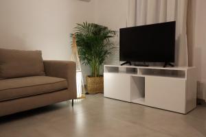 TV a/nebo společenská místnost v ubytování FOTEINI RESIDENCE