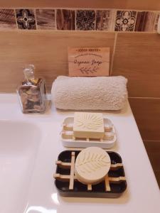un comptoir blanc avec des assiettes et des serviettes. dans l'établissement Intrecci & Impasti, à Naples