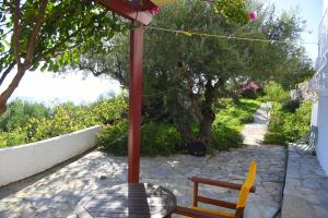 una mesa y sillas bajo una sombrilla en un patio en SPITIA VASILI, en Kapsálion