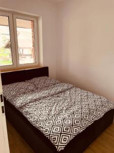1 cama en un dormitorio con ventana en Pokoje na Jaśminowej en Pisz