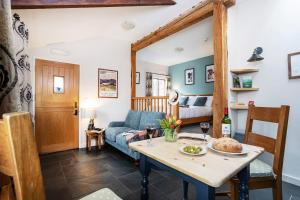 un salon avec une table et un canapé dans l'établissement Low Nest Farm, à Keswick