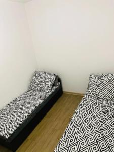 two beds sitting next to each other in a room at Pokoje na Jaśminowej in Pisz