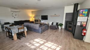 a living room with a couch and a table at Almagrocasarural in Almagro