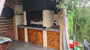 cocina al aire libre con puertas de madera y fogones en Almagrocasarural en Almagro