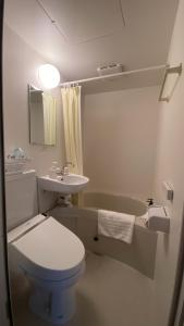 y baño con aseo, lavabo y bañera. en Shikinoyado Murakami - Vacation STAY 43691v, 