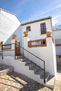 Un escalier mène à une maison blanche. dans l'établissement Casa Rural Candelas, à Zahara de la Sierra