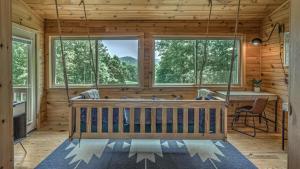 Mashburn MillMountain Meadow Lodge的带窗户的房间里有秋千的小木屋