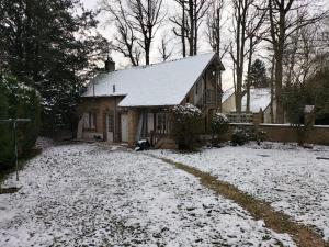 une maison avec une allée couverte de neige devant elle dans l'établissement La chambre de la maison du four à pain, à Grandchamp