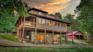 Mashburn MillMountain Meadow Lodge的大房子,有围墙门廊