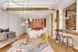 een woonkamer met een tafel en een keuken bij Beautiful studio in the heart of the Latin Quarter in Parijs