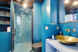 een badkamer met een wastafel en een glazen douche bij Beautiful studio in the heart of the Latin Quarter in Parijs