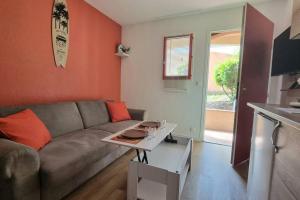 een woonkamer met een bank en een tafel bij Chez K&D StudioTerra in Saint-Raphaël