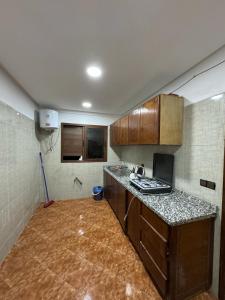 une cuisine avec un comptoir et un comptoir dans l'établissement appartement spacieux, à Deroua
