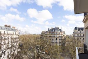 巴黎的住宿－Admirable & spacious flat - on the banks of the Seine，享有城市和高楼的景色
