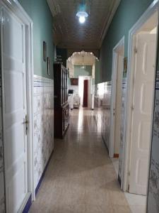 un couloir d'une chambre aux murs et aux portes verts dans l'établissement Apartment in Larache center, à Larache