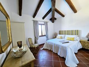 A bed or beds in a room at Villa Capo Coda Cavallo piscina privata Még 37 kép