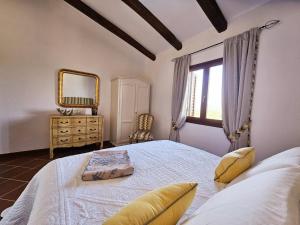 A bed or beds in a room at Villa Capo Coda Cavallo piscina privata