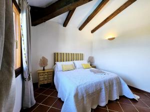 A bed or beds in a room at Villa Capo Coda Cavallo piscina privata