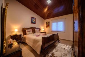a bedroom with a bed and a window at CASA RIGOR in Rio Caldo