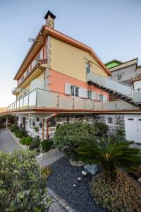 an apartment building with a balcony and a courtyard at CASA RIGOR in Rio Caldo
