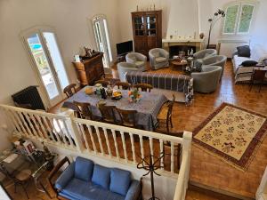 - une vue aérienne sur un salon avec une table dans l'établissement Maison au Paradou, à Paradou