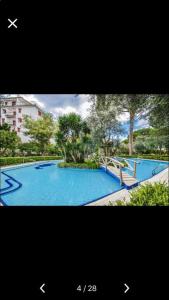 una foto di una grande piscina blu di Sorrento Rooms Deluxe a Sorrento