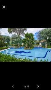 una foto di una grande piscina di Sorrento Rooms Deluxe a Sorrento