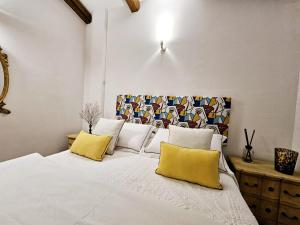 A bed or beds in a room at Villa Capo Coda Cavallo piscina privata