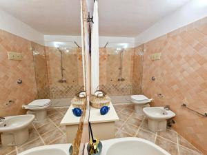 A bathroom at Villa Capo Coda Cavallo piscina privata