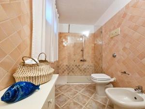 A bathroom at Villa Capo Coda Cavallo piscina privata