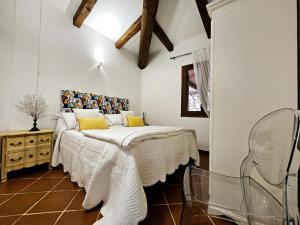 A bed or beds in a room at Villa Capo Coda Cavallo piscina privata
