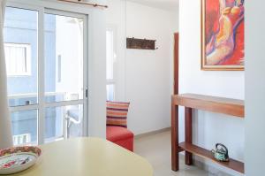 uma sala de estar com uma mesa, uma cadeira e uma janela em ¡Tu segundo hogar en Santiago del Estero! Descubrí este pequeño encantador departamento em Santiago del Estero