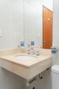 uma casa de banho com um lavatório e um espelho em ¡Tu segundo hogar en Santiago del Estero! Descubrí este pequeño encantador departamento em Santiago del Estero