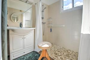 y baño con lavabo y ducha con taburete. en Sweet 38 th, en Périgueux 26 fotos más