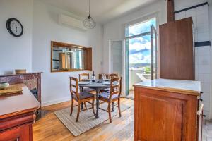 Una cocina con una mesa y sillas en una habitación. en Sweet 38 th, en Périgueux