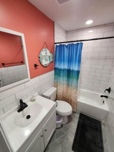 y baño con lavabo, aseo y ducha. en First Floor with Ground Floor Access - Steps to the Beach!, en Myrtle Beach