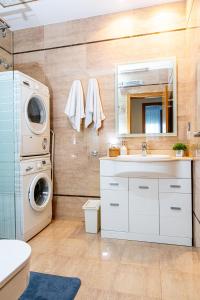ein Badezimmer mit einer Waschmaschine und einem Waschbecken in der Unterkunft Anka Beach Apartment Patacona in Valencia
