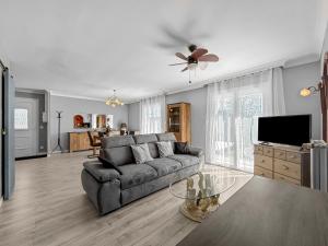TV a/nebo společenská místnost v ubytování Escapade à Lodève la Paisible