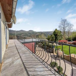 una fila di panchine su un balcone con le montagne sullo sfondo di Escapade à Lodève la Paisible a Lodève